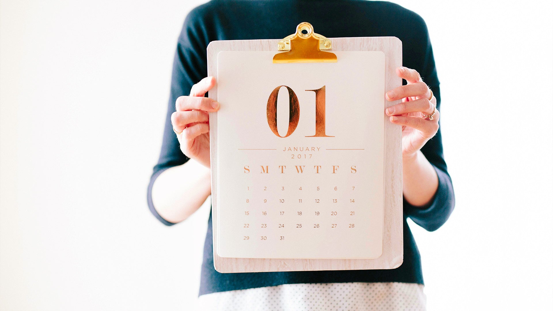 Femme tenant un calendrier pour suivre la durée de ses règles
