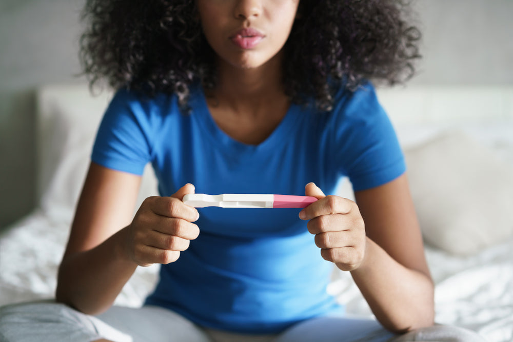 Femme portant un test de grosesses 